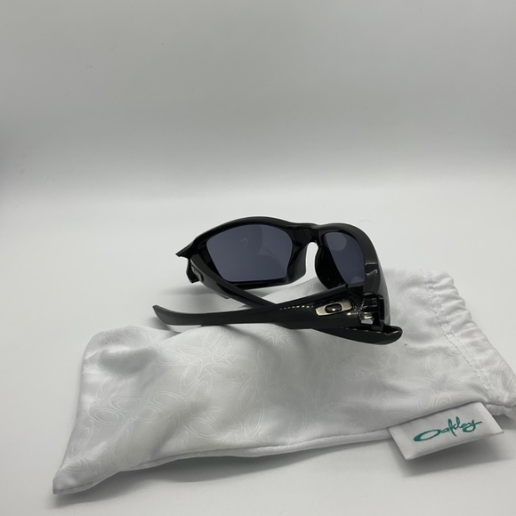 Oakley Black Frame Sunglasses w/Bag - Picture 2 of 11